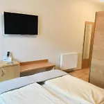Hotel-restaurant Zum Onkel Jonathan ראהרן